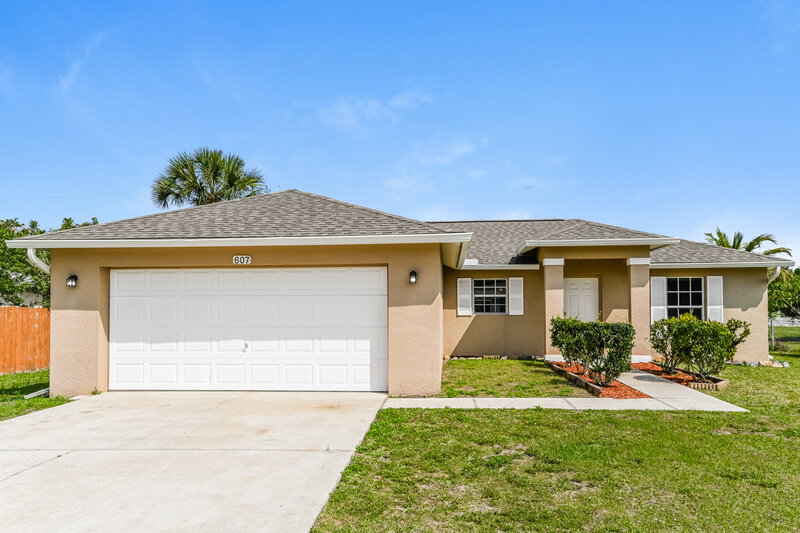 1,950/Mo, 607 Bell Blvd S Lehigh Acres, FL 33974 External View