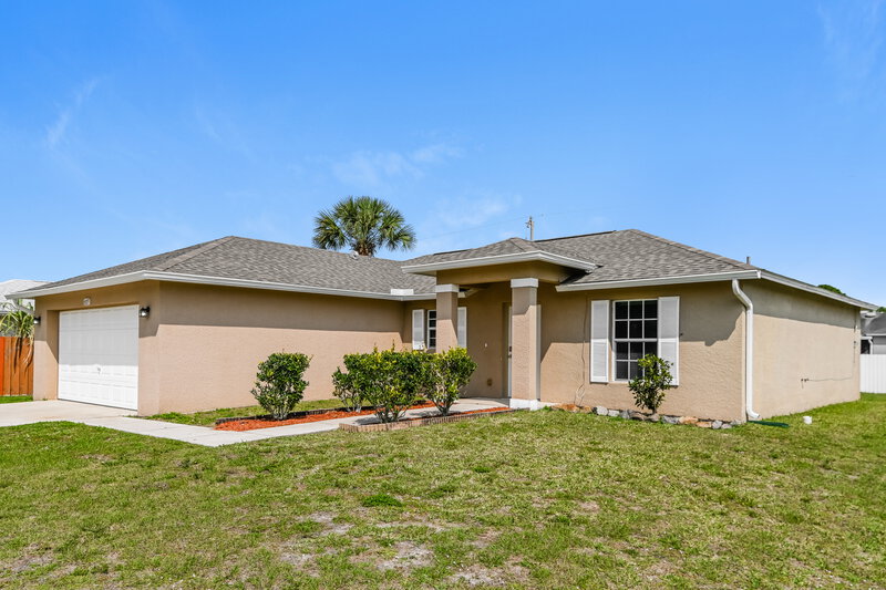 1,950/Mo, 607 Bell Blvd S Lehigh Acres, FL 33974 Front View