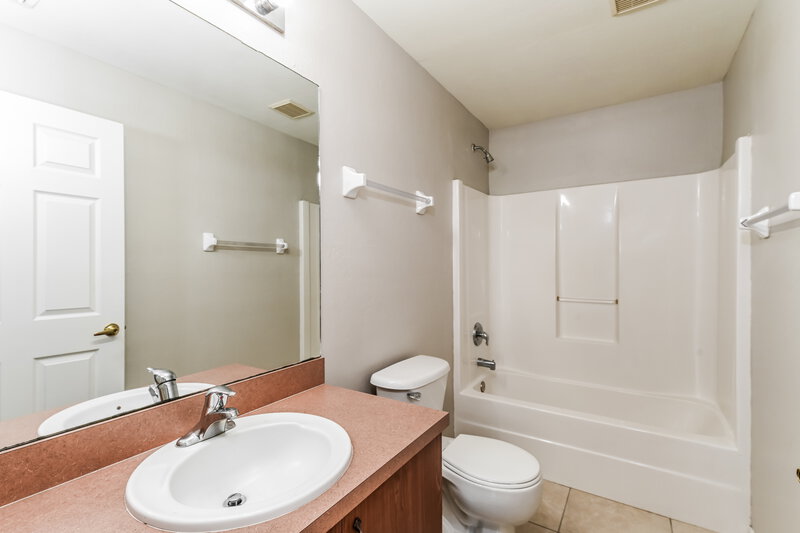 1,950/Mo, 607 Bell Blvd S Lehigh Acres, FL 33974 Main Bathroom View