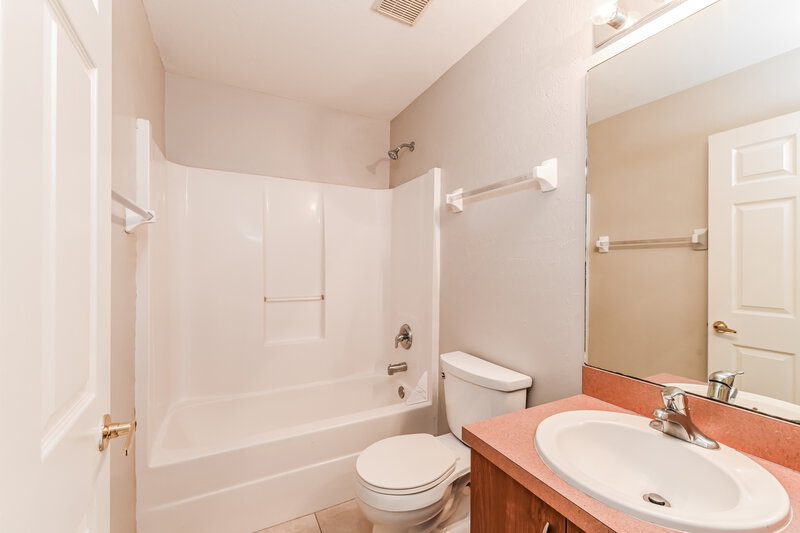 1,950/Mo, 607 Bell Blvd S Lehigh Acres, FL 33974 Bathroom View