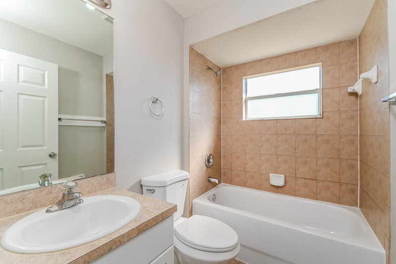 1,895/Mo, 106 Pageant St Lehigh Acres, FL 33974 Bathroom View