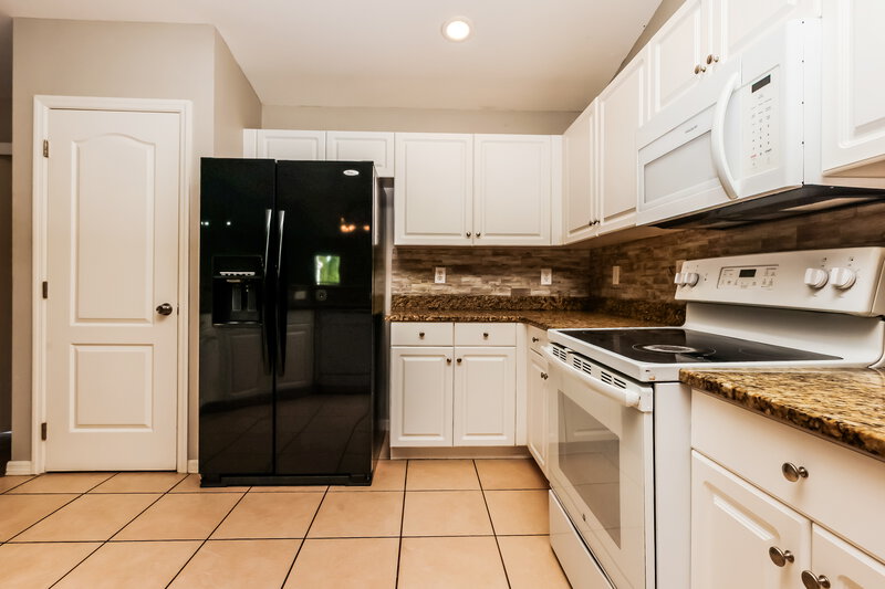 1,750/Mo, 935 Green St E Lehigh Acres, FL 33974 Kitchen View 2