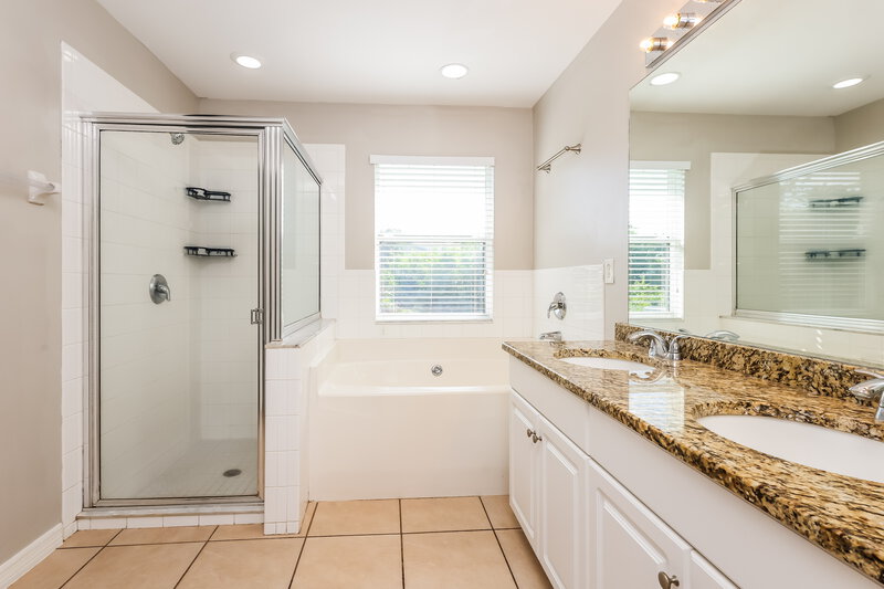 1,750/Mo, 935 Green St E Lehigh Acres, FL 33974 Main Bathroom View