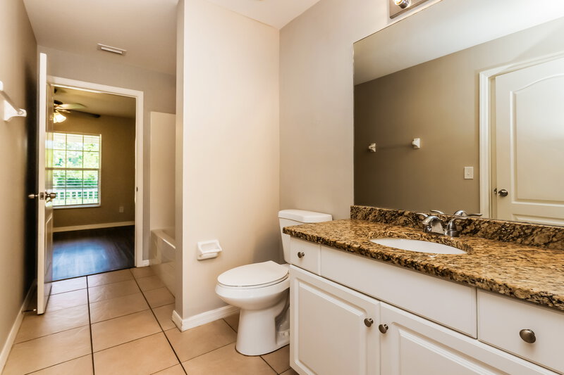 1,750/Mo, 935 Green St E Lehigh Acres, FL 33974 Bathroom View
