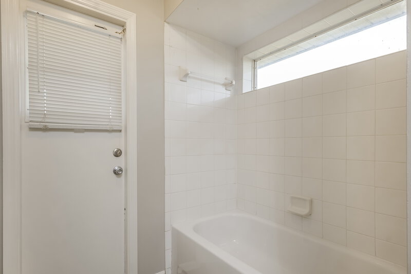 1,705/Mo, 719 Roma Ave S Lehigh Acres, FL 33974 Main Bathroom View