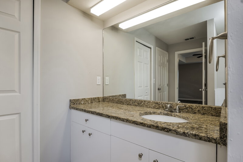 1,705/Mo, 719 Roma Ave S Lehigh Acres, FL 33974 Bathroom View
