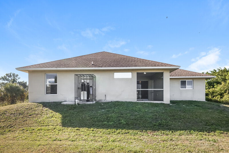 1,705/Mo, 719 Roma Ave S Lehigh Acres, FL 33974 Rear View