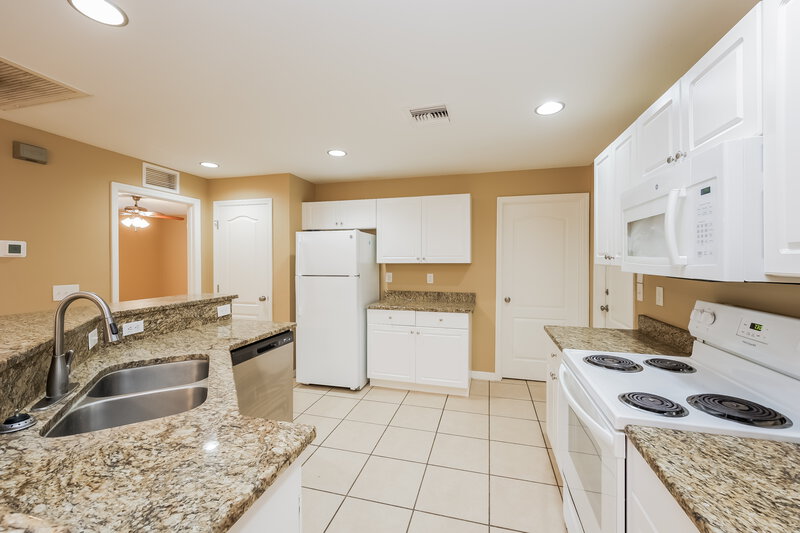 2,520/Mo, 920 Anthony St E Lehigh Acres, FL 33974 Kitchen View