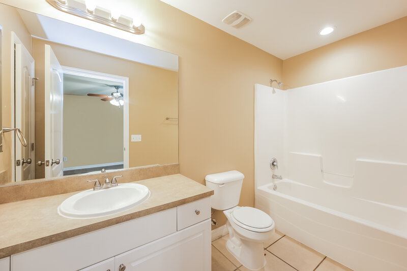 2,520/Mo, 920 Anthony St E Lehigh Acres, FL 33974 Main Bathroom View