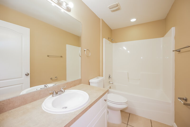 2,520/Mo, 920 Anthony St E Lehigh Acres, FL 33974 Bathroom View