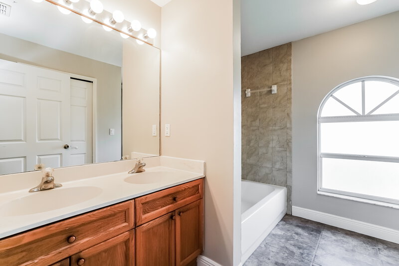 1,690/Mo, 3421 33rd St SW Lehigh Acres, FL 33976 Bathroom View