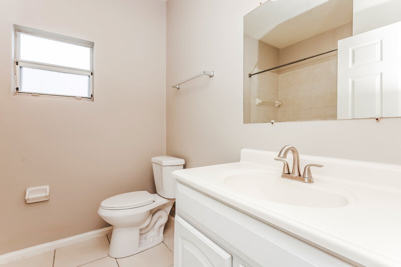 1,590/Mo, 3005 21st St SW Lehigh Acres, FL 33976 Bathroom View