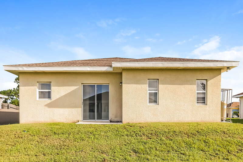 1,590/Mo, 3005 21st St SW Lehigh Acres, FL 33976 Rear View