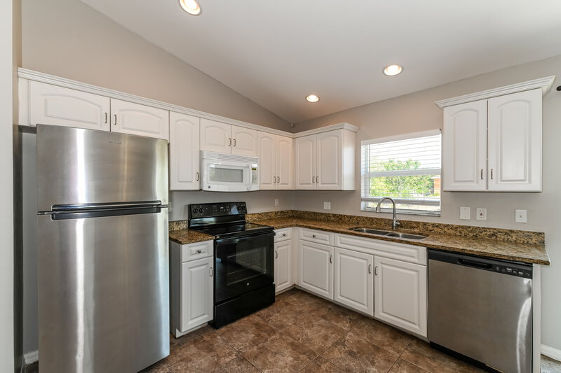 2,290/Mo, 3400 34th St SW Lehigh Acres, FL 33976 Kitchen View 2