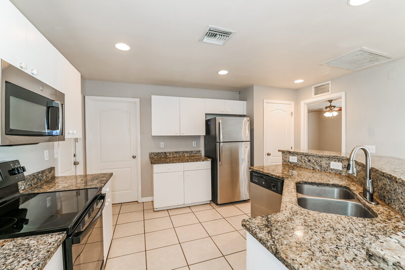 1,610/Mo, 3100 22nd St SW Lehigh Acres, FL 33976 Kitchen View