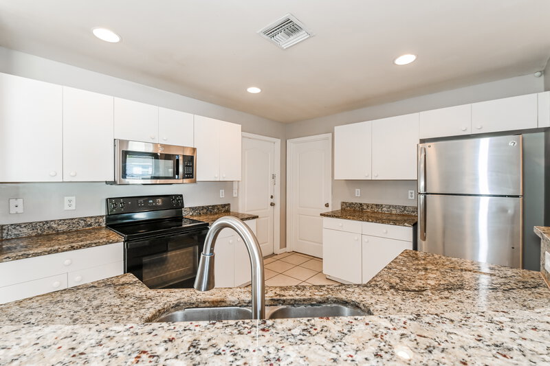 1,610/Mo, 3100 22nd St SW Lehigh Acres, FL 33976 Kitchen View 2