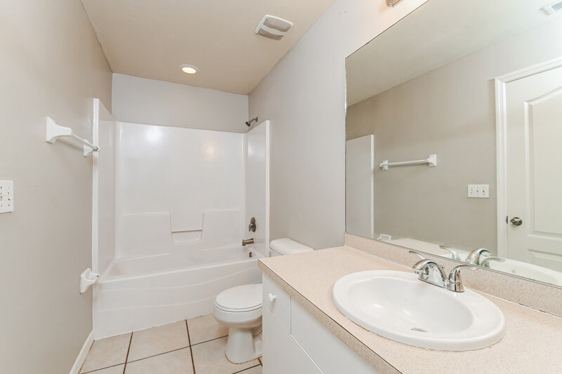1,610/Mo, 3100 22nd St SW Lehigh Acres, FL 33976 Main Bathroom View