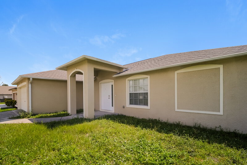 2,300/Mo, 218 SW 11th Ave Cape Coral, FL 33991 Front View