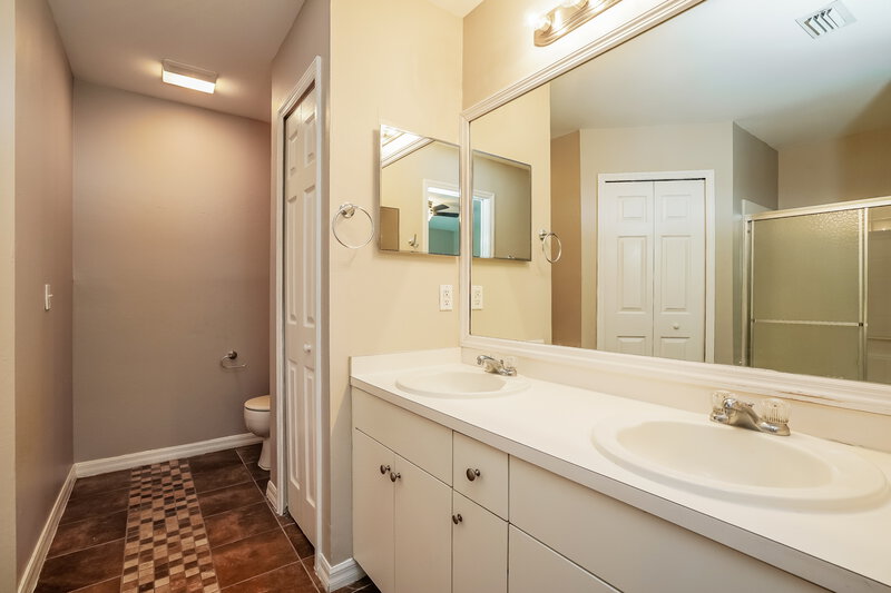 2,300/Mo, 218 SW 11th Ave Cape Coral, FL 33991 Main Bathroom View