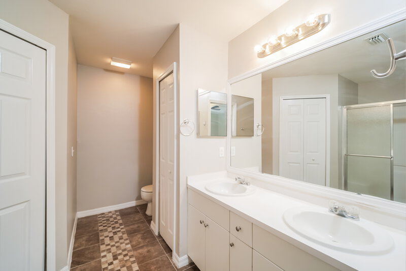 2,300/Mo, 218 SW 11th Ave Cape Coral, FL 33991 Main Bathroom View