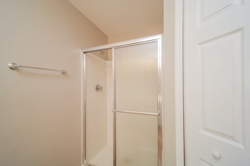2,300/Mo, 218 SW 11th Ave Cape Coral, FL 33991 Main Bathroom View 2