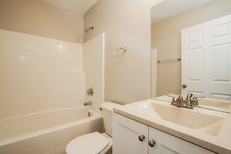 2,300/Mo, 218 SW 11th Ave Cape Coral, FL 33991 Bathroom View