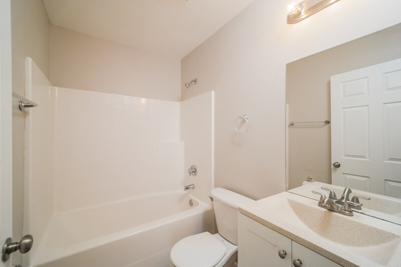 2,300/Mo, 218 SW 11th Ave Cape Coral, FL 33991 Bathroom View
