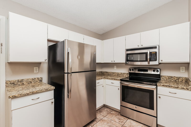 1,565/Mo, 1828 NW 2nd Pl Cape Coral, FL 33993 Kitchen View 3