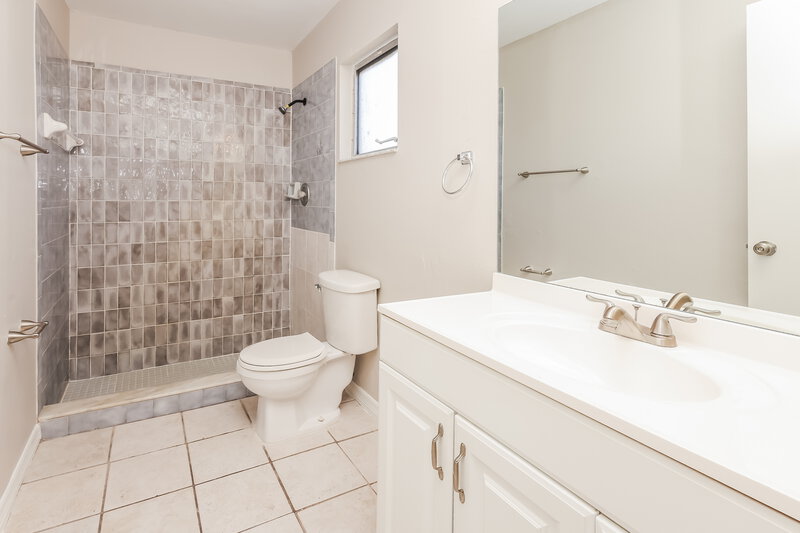 1,565/Mo, 1828 NW 2nd Pl Cape Coral, FL 33993 Main Bathroom View