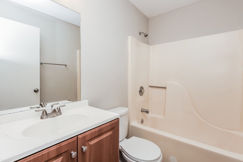1,565/Mo, 1828 NW 2nd Pl Cape Coral, FL 33993 Bathroom View