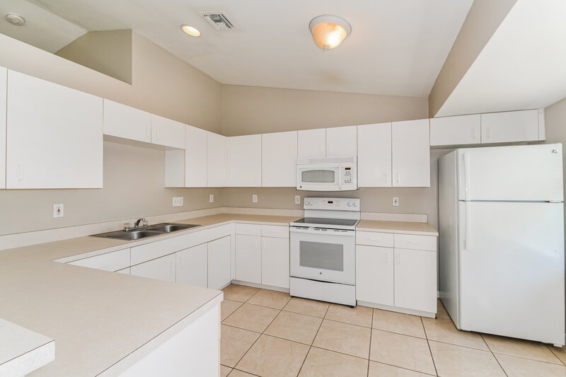 2,410/Mo, 4680 4th Ave SE Naples, FL 34117 Kitchen View 2