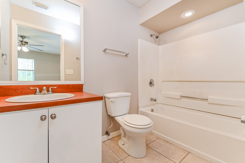 2,410/Mo, 4680 4th Ave SE Naples, FL 34117 Main Bathroom View