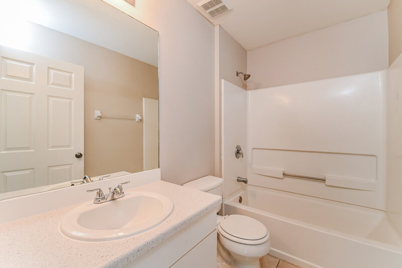2,410/Mo, 4680 4th Ave SE Naples, FL 34117 Bathroom View