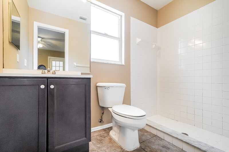 2,285/Mo, 6311 7th Ct E Bradenton, FL 34203 Main Bathroom View