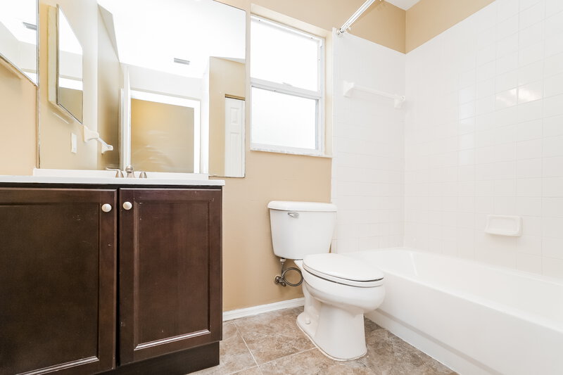 2,285/Mo, 6311 7th Ct E Bradenton, FL 34203 Bathroom View