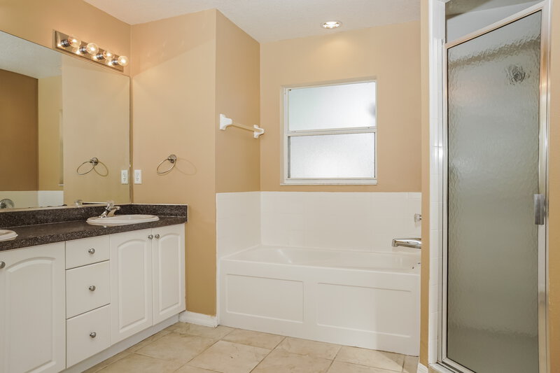1,995/Mo, 2715 94th St E Palmetto, FL 34221 Main Bathroom View 2