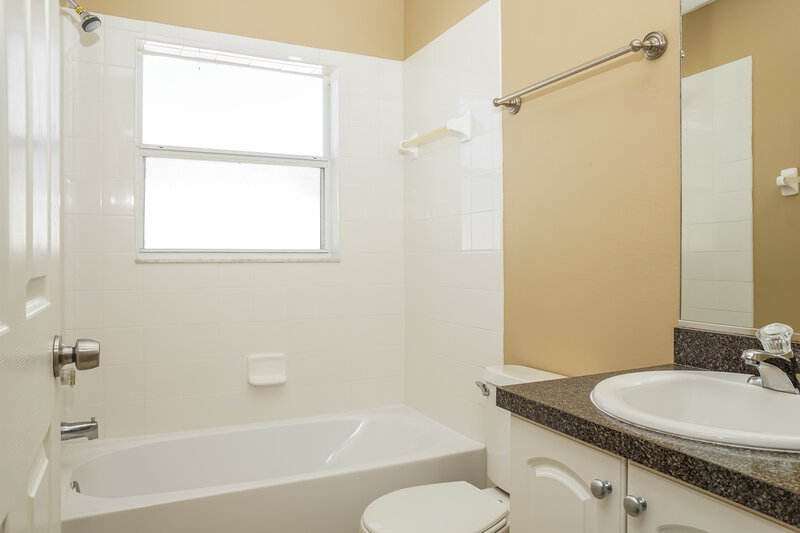 1,995/Mo, 2715 94th St E Palmetto, FL 34221 Bathroom View