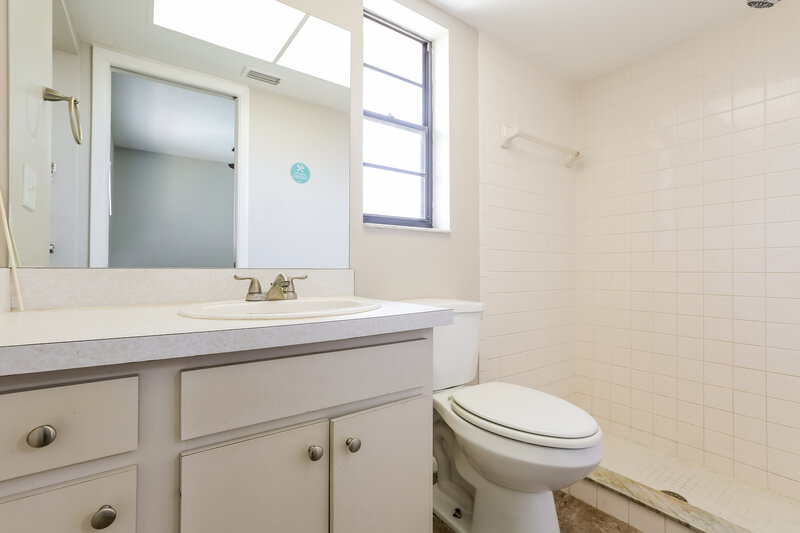 2,170/Mo, 6944 Bargello St Englewood, FL 34224 Main Bathroom View