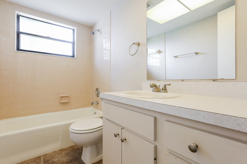 2,170/Mo, 6944 Bargello St Englewood, FL 34224 Bathroom View