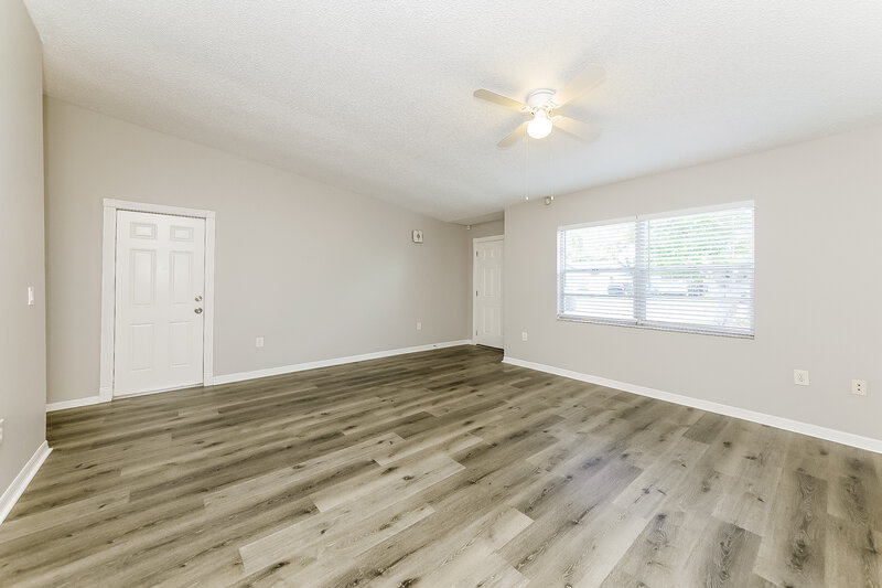 1,990/Mo, 7018 12th Ct E Sarasota, FL 34243 Living Room View