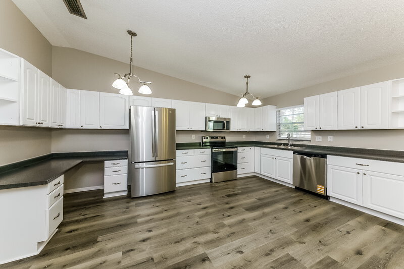 1,990/Mo, 7018 12th Ct E Sarasota, FL 34243 Kitchen View
