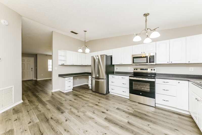 1,990/Mo, 7018 12th Ct E Sarasota, FL 34243 Kitchen View 2