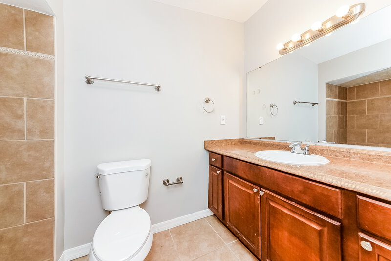 1,990/Mo, 7018 12th Ct E Sarasota, FL 34243 Main Bathroom View