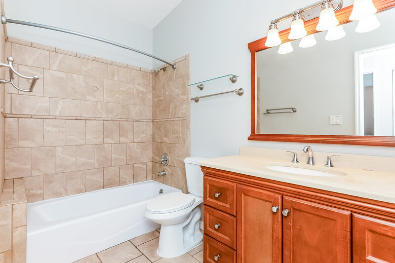 1,990/Mo, 7018 12th Ct E Sarasota, FL 34243 Bathroom View