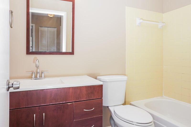 2,050/Mo, 4785 Payne St North Port, FL 34287 Main Bathroom View 2