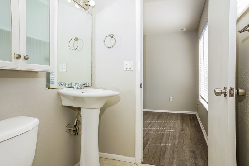 1,445/Mo, 7143 Gama Ct North Port, FL 34287 Main Bathroom View 2