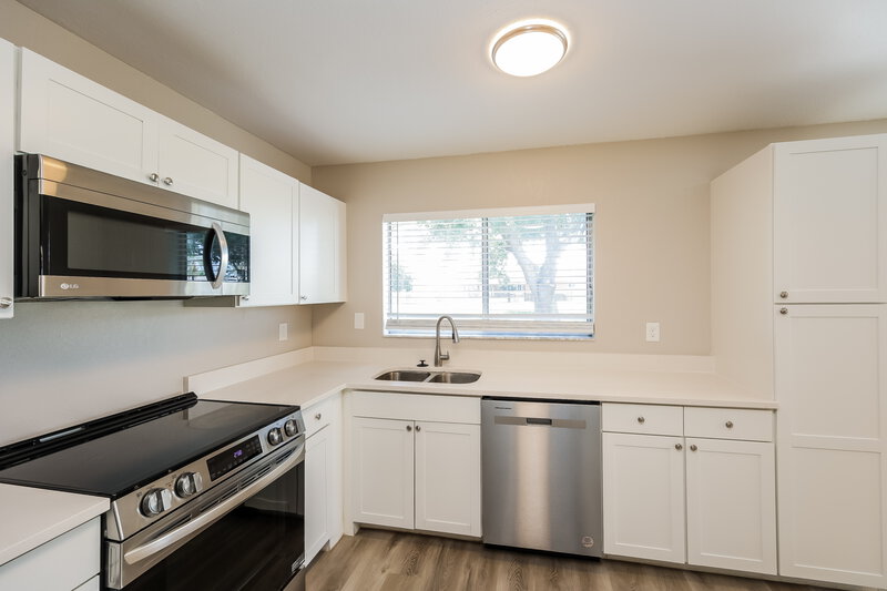 1,640/Mo, 3507 Montclair Circle North Port, FL 34287 Kitchen View 2