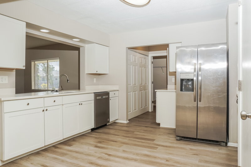 1,635/Mo, 6927 Roslyn Ct North Port, FL 34287 Kitchen View