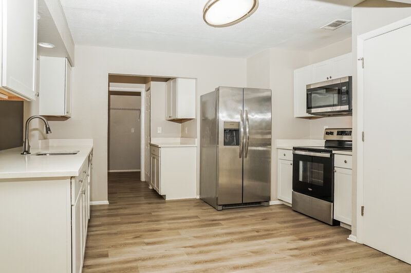 1,635/Mo, 6927 Roslyn Ct North Port, FL 34287 Kitchen View 2