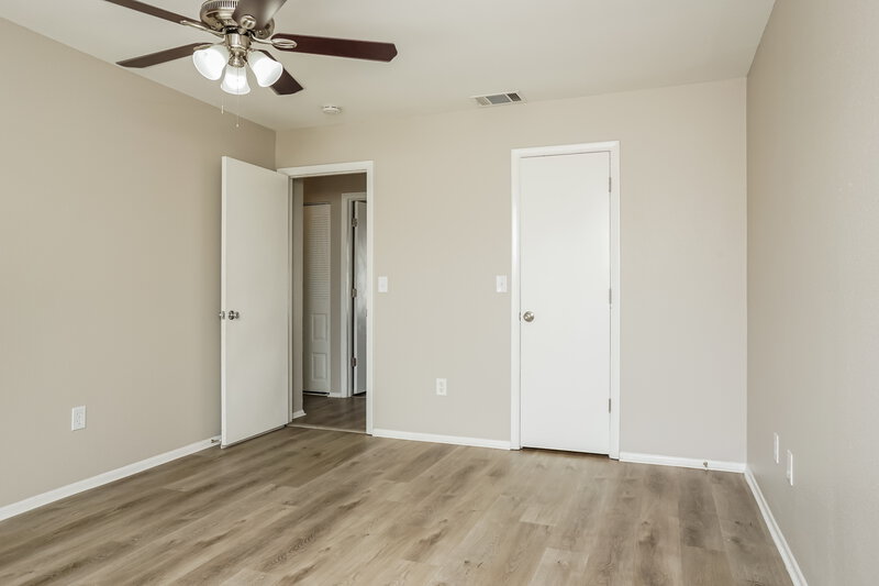 1,635/Mo, 6927 Roslyn Ct North Port, FL 34287 Main Bedroom View 2